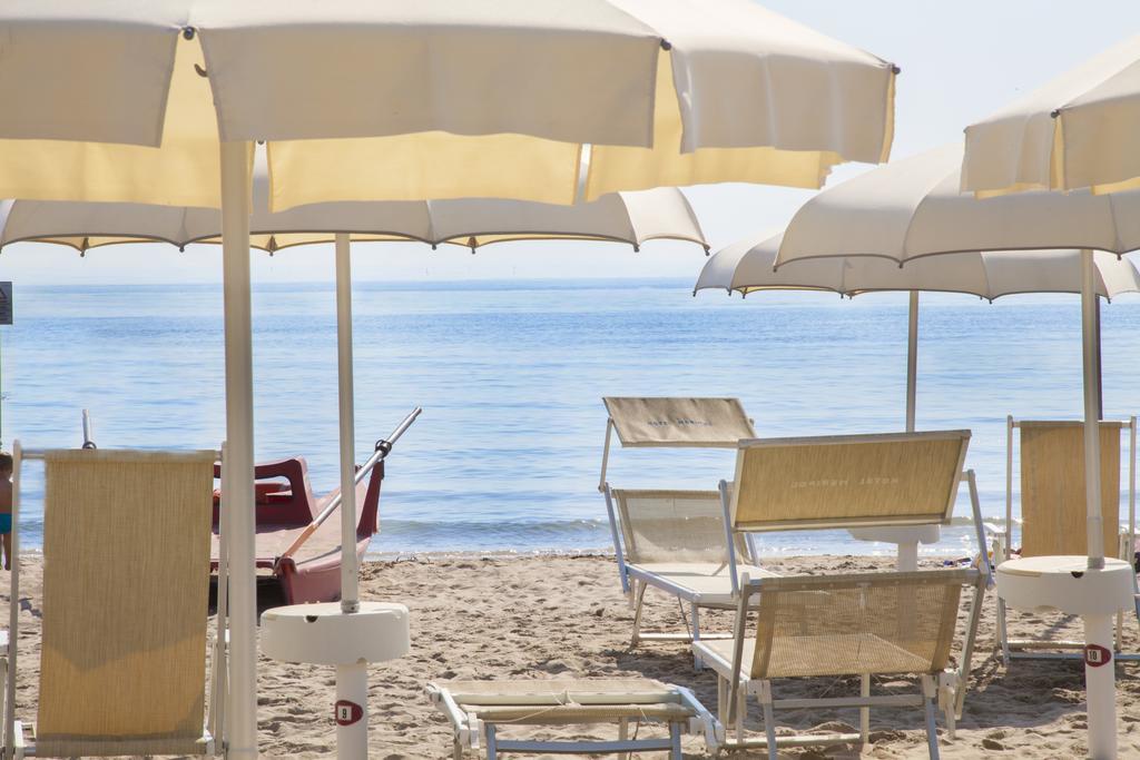 Hotel Meripol Alba Adriatica Exterior foto